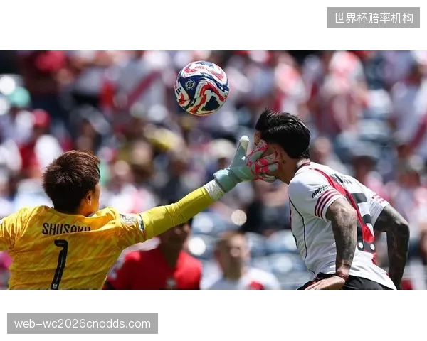 日本队防线将面临严峻高空球考验，角球和任意球防守成为备战重点。